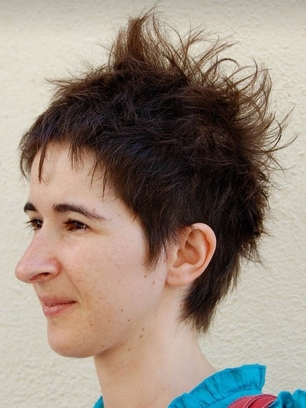 bok cieniowanej fryzury krótkiej, uczesanie damskie zdjęcie numer 86A